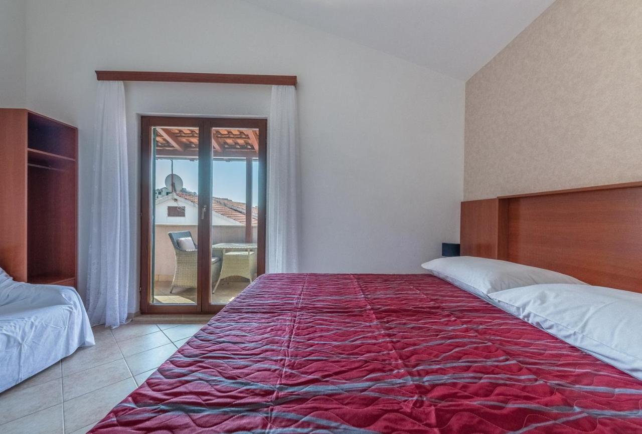 Apartments Ivana-Mira Округ Горни Екстериор снимка