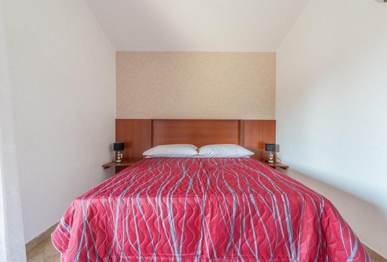 Apartments Ivana-Mira Округ Горни Екстериор снимка