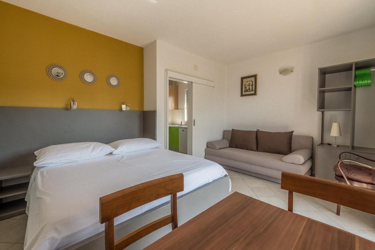 Apartments Ivana-Mira Округ Горни Екстериор снимка