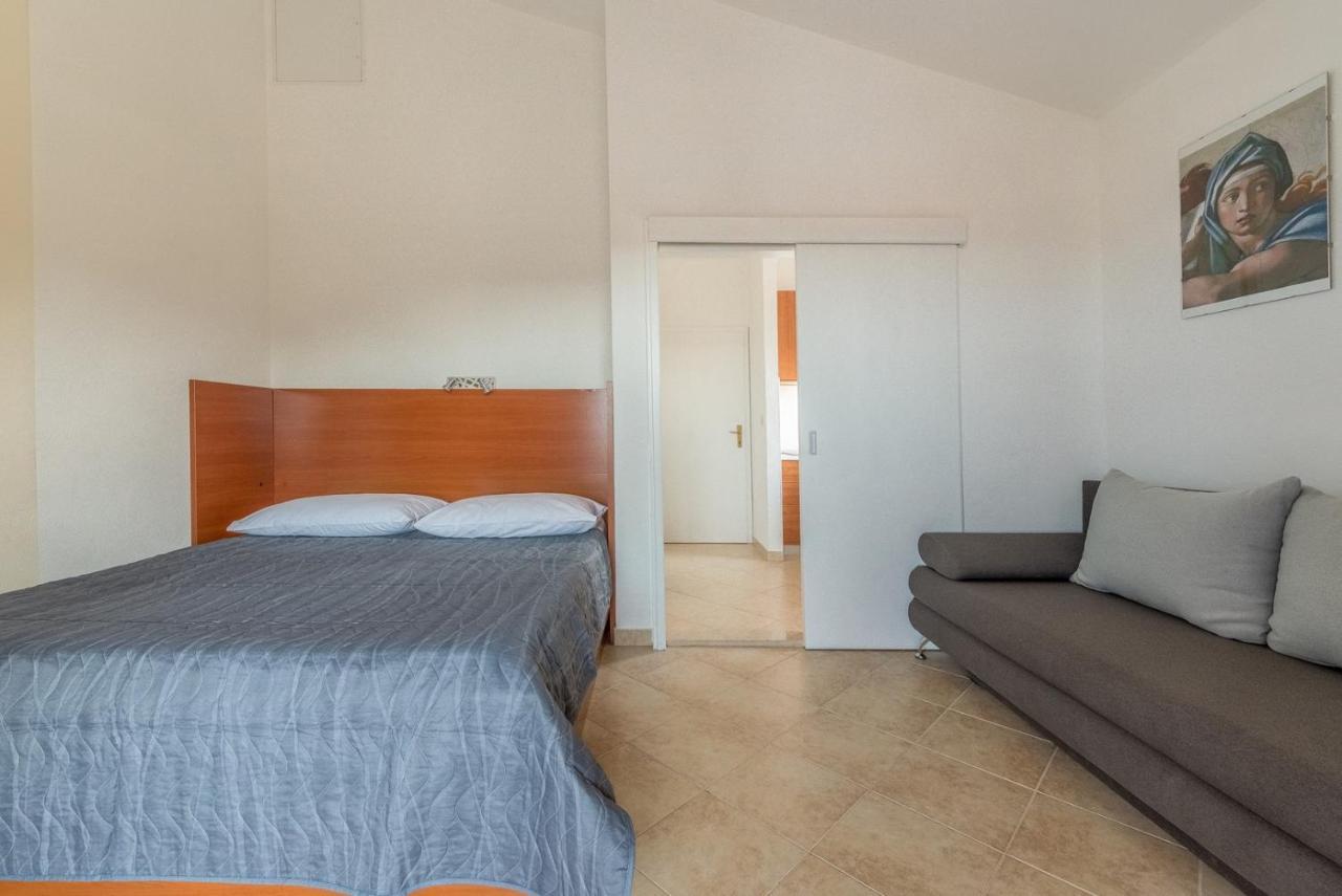 Apartments Ivana-Mira Округ Горни Екстериор снимка