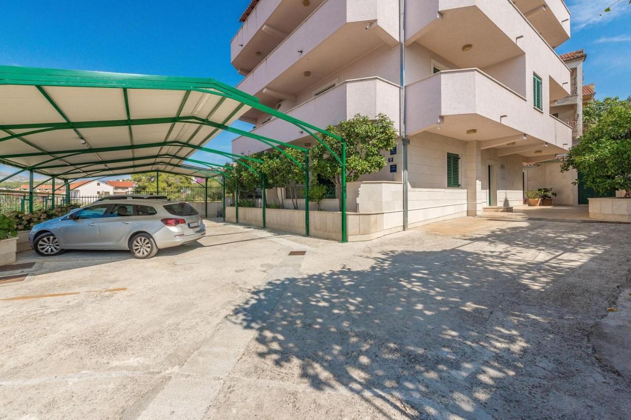 Apartments Ivana-Mira Округ Горни Екстериор снимка
